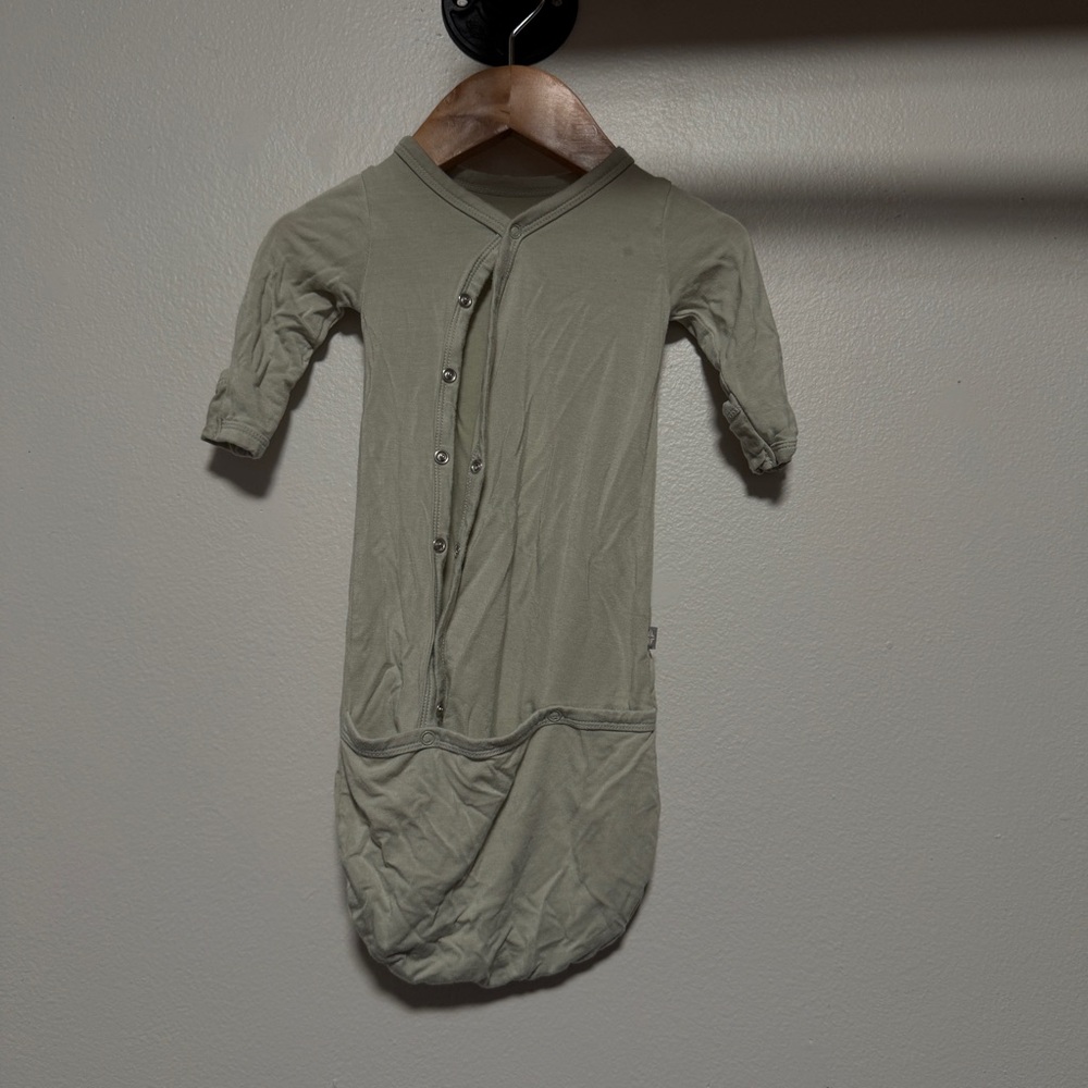 Kyte baby bundler snap gown